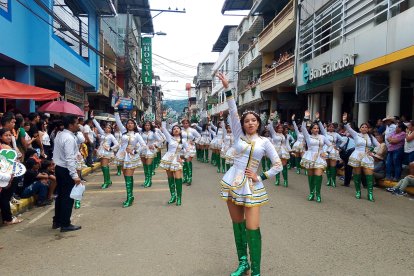 Delegaciones educativas de cantones vecinos como Ventanas y Guaranda se sumaron a la celebración que llenó de color y música las calles del cantón.