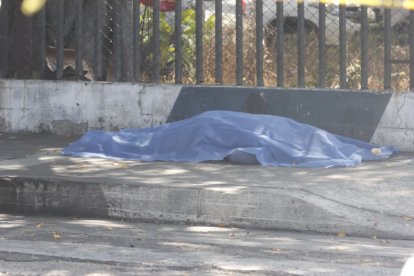 El cuerpo de la víctima quedó sobre la acera.