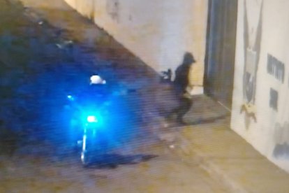 El momento en que arrojaron los panfletos en el Distrito Sur.