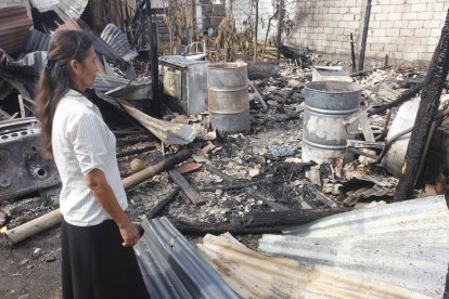 Un familiar de los afectados observa a la perrita del vecino, que también murió calcinada.