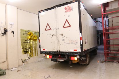 Las prendas de contrabando estaban en camiones, listas para su traslado a puntos de venta minorista.