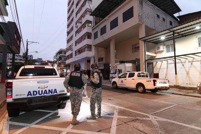 Militares y Senae y Fiscalía intervinieron en el operativo anticontrabando.