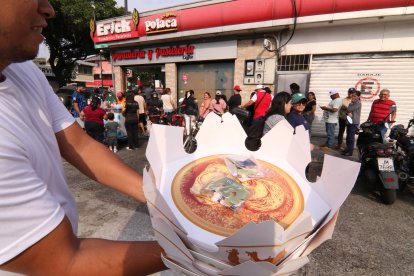 En la panadería Erick, los clientes esperaron hasta cuarenta minutos para conseguir su rosca de reyes.