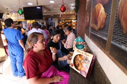 En la panadería La Excelencia se debía reservar para asegurarse una rosca de reyes rellena de crema pastelera.