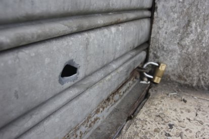 Así quedó un local tras el ataque a balas.