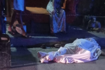 Los cuerpos de dos de las víctimas quedaron en el exterior de la vivienda.