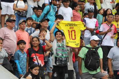 Enrique Mariscal llevó una camiseta de Barcelona con el dorsal del Kitu.