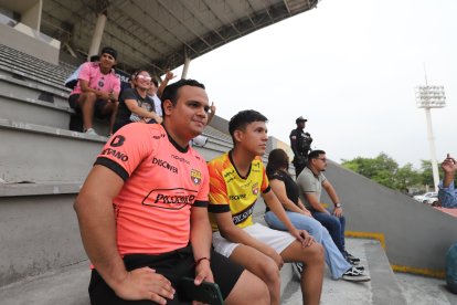 Isaac Alcíbar (i) y Pablo Argón asistieron para apoyar a Díaz en su presentación.
