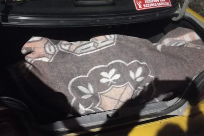 El cuerpo del taxista fue colocado en su misma unidad y abandonado en Pusuquí.