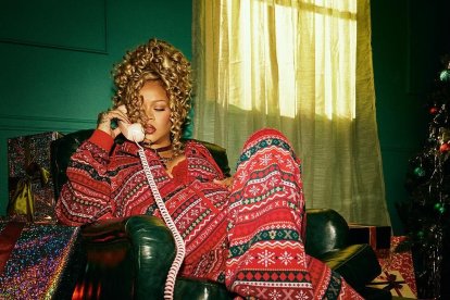 Rihanna es una de las mujeres afro que inspira con su look a Aura.