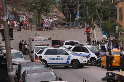 La Policía recabó indicios en el lugar del crimen.