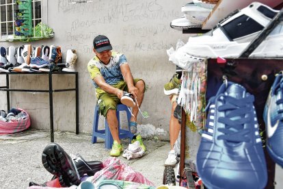 Los clientes disponen de facilidades para probarse los calzados en el sitio.