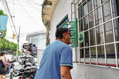 Además de los zapatos, en Bárathon se venden gafas de sol.