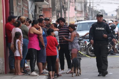 Familiares de la víctima llegaron a la escena del crimen para confirmar la muerte de su allegado.