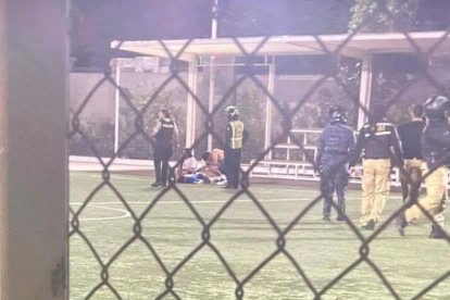 Se observan a las personas fallecidas sobre el césped de la cancha.