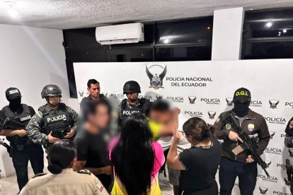 Entrega bajo resguardo policial: agentes de la UNASE presentan al adulto mayor rescatado ante sus familiares, tras más de 24 horas en cautiverio.