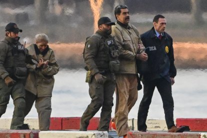 Cilia Flores (atrás) y Nicolás Maduro fueron llevados por agentes de la DEA el pasado lunes 5 de enero a declarar ante una Corte Federal de Nueva York.