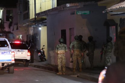 Policías y militares realizaron allanamientos en varios puntos de Guayaquil.