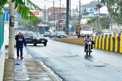 Algunos motorizados optaron por protegerse de la lluvia.
