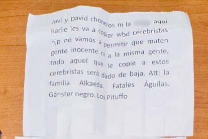 Estos fueron los panfletos dejados en la unidad policial.