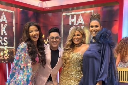 El comunicador junto a sus compañeras de Los hackers.