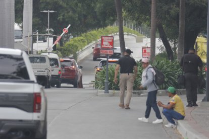 Para ingresar hasta el lugar del crimen es necesario atravesar dos garitas de seguridad. Tras los hechos, la circulación vehicular se mantuvo con normalidad.