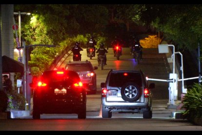 Tras el hecho violento, un amplio contingente policial llegó a Isla Mocolí para adoptar los procedimientos correspondientes en la escena del crimen.