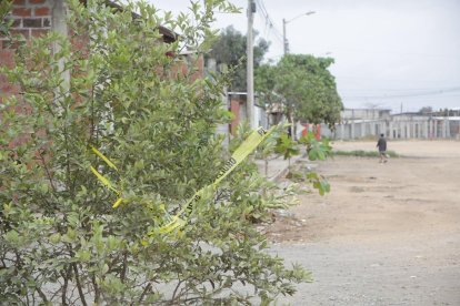 Escena del crimen en la cooperativa El Cóndor, Durán, donde un ataque armado dejó dos personas fallecidas y una herida.