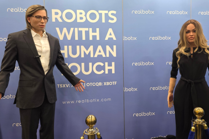 Aria y David fueron presentados como robots asistentes, marcando el giro de la robótica humanoide hacia roles de servicio y atención al público.