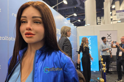 Melody acompañó a Aria en el CES 2026 como robot asistente, convirtiéndose en una de las más fotografiadas del stand por su apariencia realista.