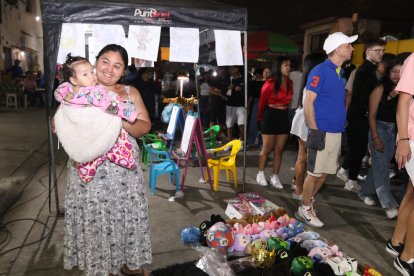 Caroline Guerra, también vendedora, está acompañada de otras dos mujeres de su familia que también establecieron sus puestos allí.