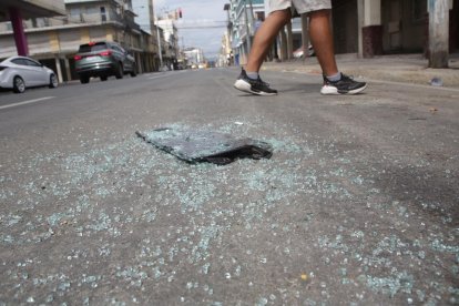 Escena del crimen en el centro de Guayaquil, donde un hombre falleció y otro resultó herido durante un ataque armado la madrugada del domingo.