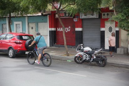 La Policía realiza diligencias y análisis de indicios en el lugar de un ataque armado.
