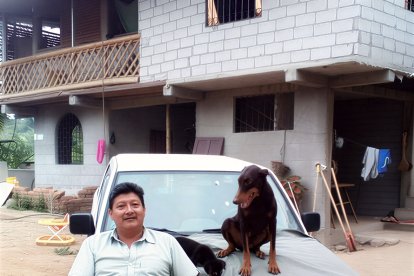 Rodrigo Chacha, agricultor y comerciante de cacao, en una imagen tomada en vida frente a su vivienda en La Unión.
