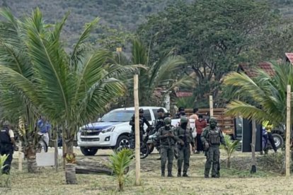 Los equipos policiales y militares recorrieron la zona buscando el resto de los cuerpos, sin tener resultados positivos