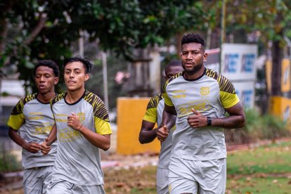 El delantero Pablo Calle (i) y el defensa Gustavo Vallecilla, se entrenan en las canchas alternas del Monumental.