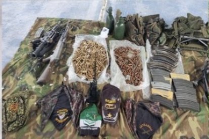 El armamento hallado en el lugar del cautiverio.