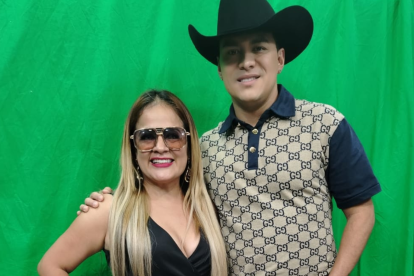 Yeison Jiménez y Claudia Calozzuma ( Divina Salsera )