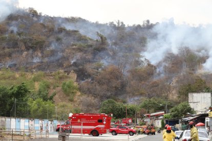 Incendio forestal en el cerro San Eduardo este 11 de enero.