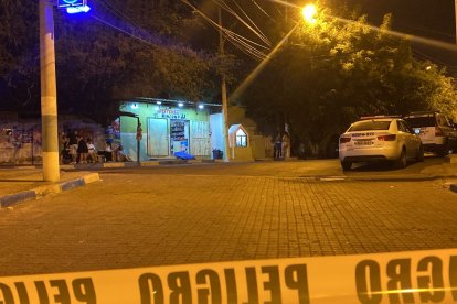 Los atacantes sorprendieron a su víctima en los exteriores de una tienda