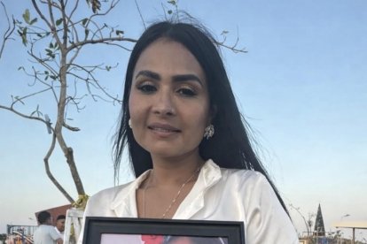 Silvana Mejía, conocida como Chanel, sostiene un retrato de su hija Dayanara