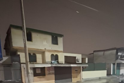 Ciudadano, desde su vehículo, registró la avenida Las Aguas inundada y cubierta de basura.