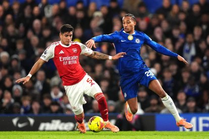 Piero Hincapié (i) en el duelo de Arsenal ante Chelsea en la Premier League.