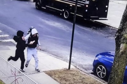 El caso fue captado por una cámara de Queens, Nueva York.