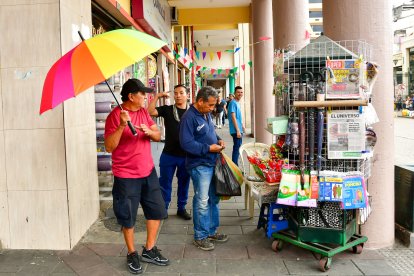 Miguel Zambrano prueba uno de los paraguas que su cliente está por adquirir.