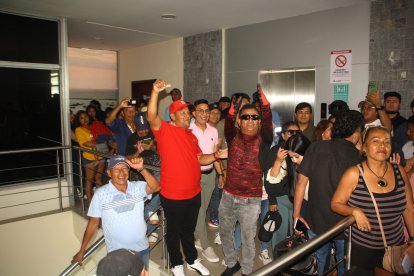 Ciudadano del sector Velasco Ibarra en La Libertad llegaron al edificio municipal a gritar en favor del alcalde Tamariz