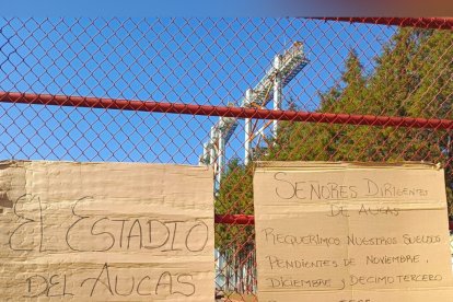 En enero de 2025, los trabajadores se manifestaron con carteles fuera del estadio Gonzalo Pozo Ripalda.