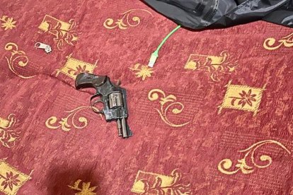 Un arma de fuego fue localizada durante los allanamientos.