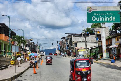 Vista de la calle principal de Viche, parroquia esmeraldeña bajo patrullaje militar en el marco del estado de excepción.