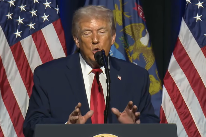 Captura de video de una transmisión de La Casa Blanca del presidente de Estados Unidos, Donald Trump, hablando este 13 de enero de 2026, en el Club Económico de Detroit (EE.UU.).
